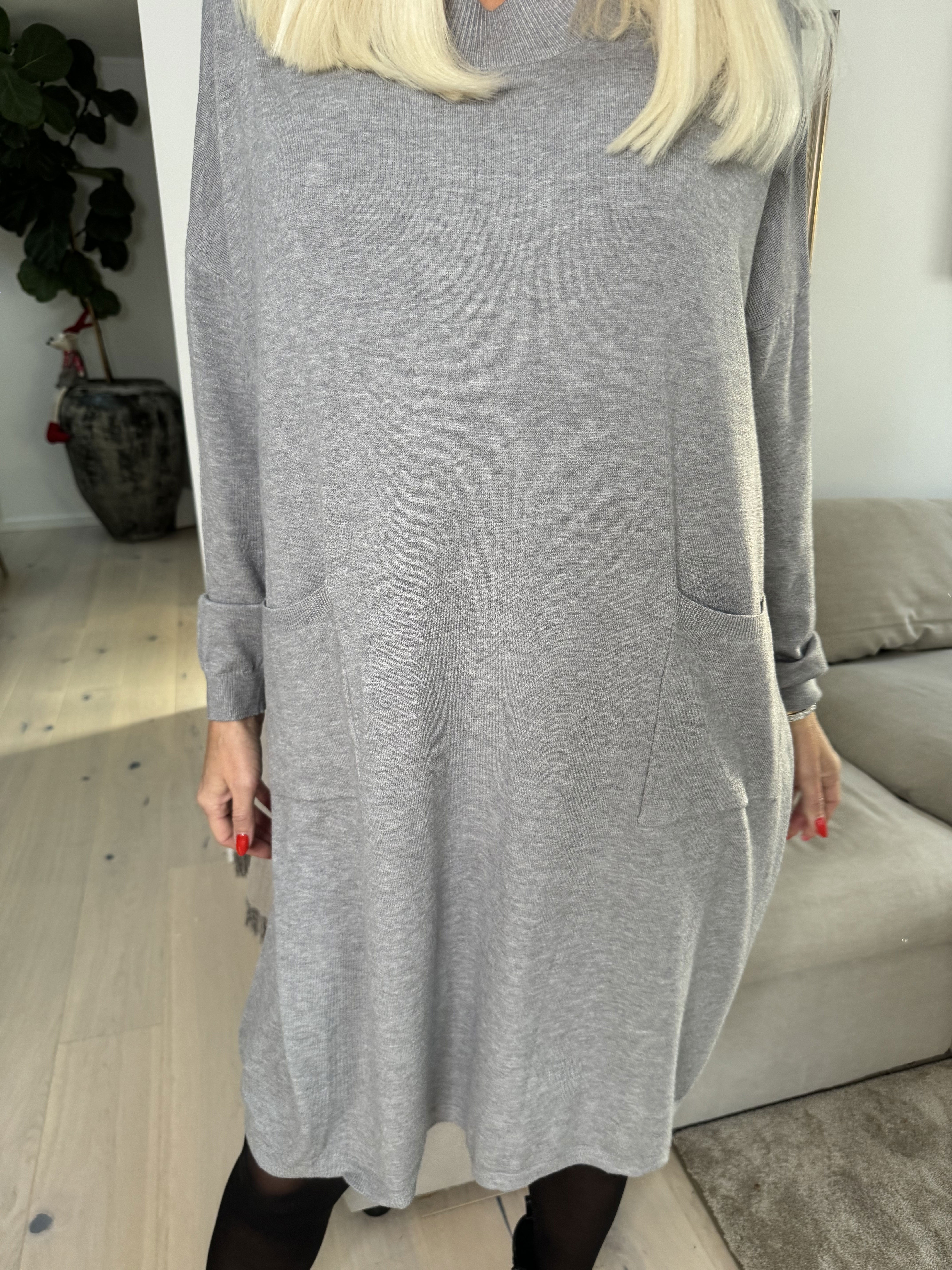 Dima - Blød strikkjole med lommer